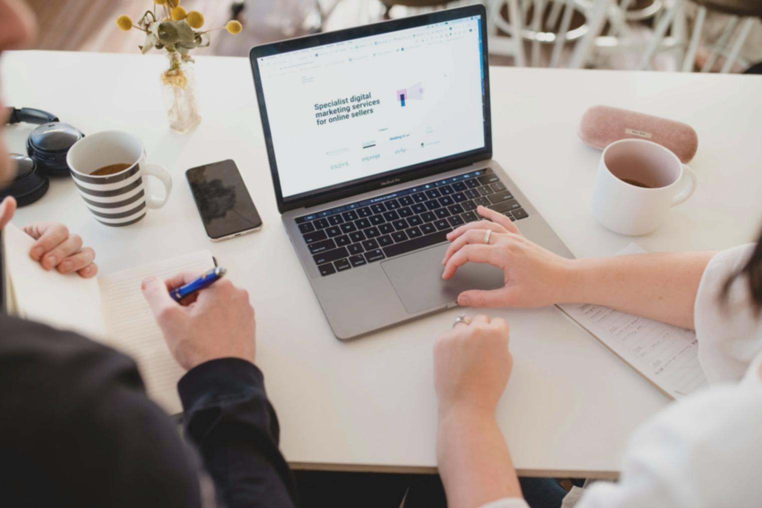 Participanți la seminarii Galexyrium analizând tehnici SEO moderne