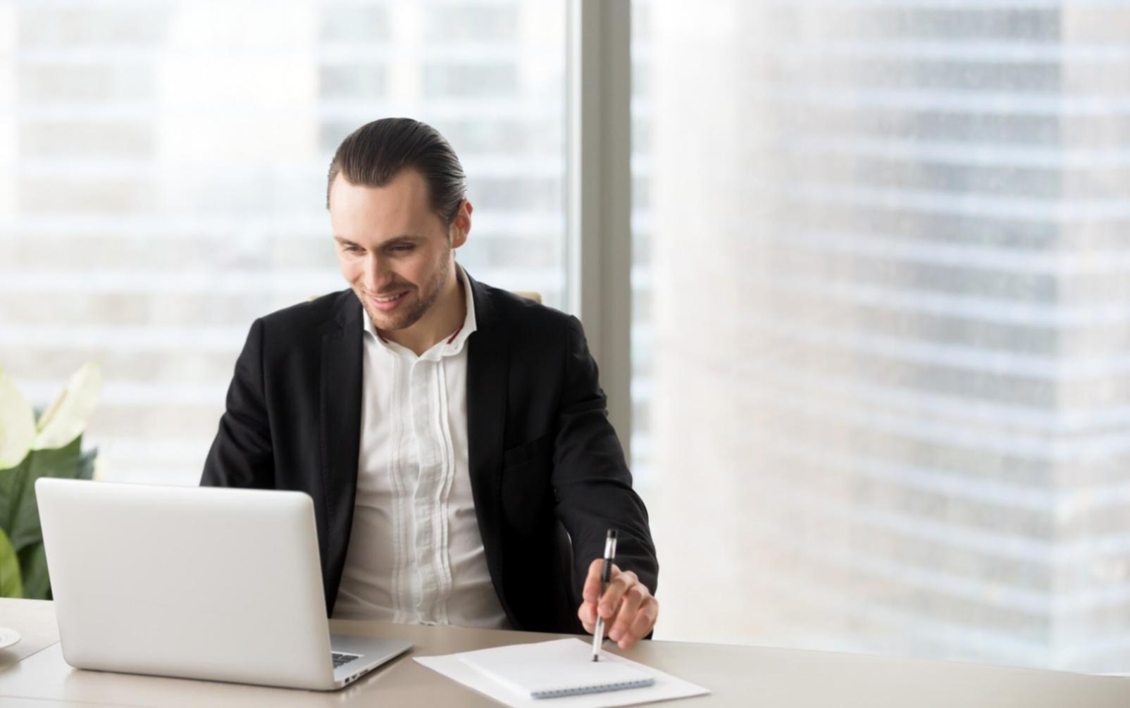 Specialist analizând rapoarte de audit SEO pe ecrane multiple